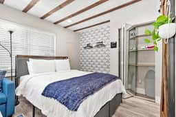 Sala Suites! Walk to Beach & Restaurants! Pet Friendly!