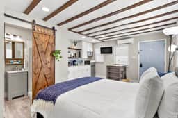 Sala Suite 3! Perfect Getaway! Walk to Beach & Pet Friendly!