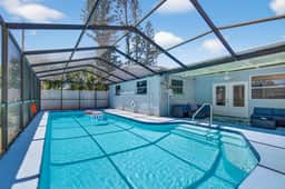 Sonnenhaus! 2 Blocks from Beach Access!