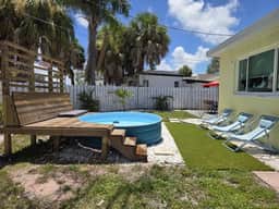 Weekend Promo at Nonna's Beach Cottage! Enjoy the Sunshine with a Short Walk to the Beach!