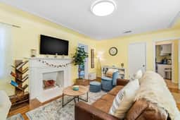 Weekend Promo at Nonna's Beach Cottage! Enjoy the Sunshine with a Short Walk to the Beach!