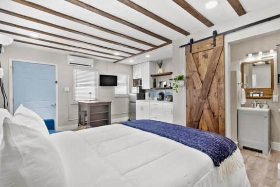 Escape to Sala Suites! Walk to Beach & Pet Friendly!