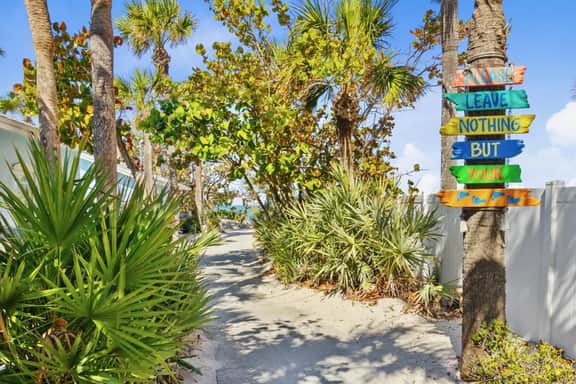 Escape Winter! Across from Beach Access! - Suite 52