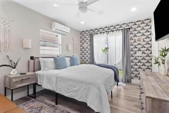 Relax in St Pete Beach! Walk to Beach Access! Pet Friendly!
