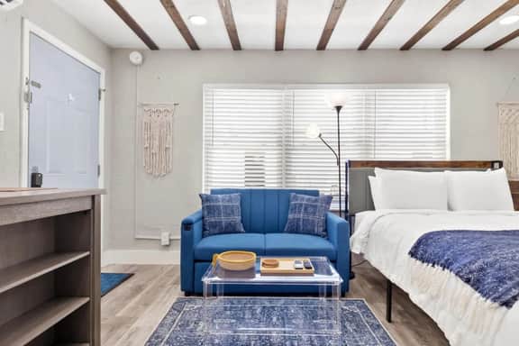 Sala Suite 3! Perfect Getaway! Walk to Beach & Pet Friendly!