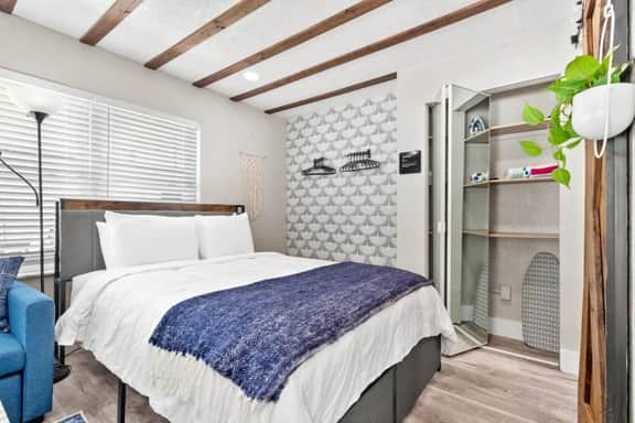 Sala Suite 3! Perfect Getaway! Walk to Beach & Pet Friendly!