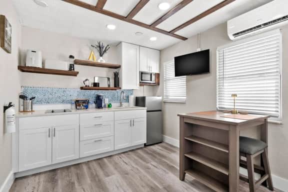 Sala Suites! Walk to Beach & Restaurants! Pet Friendly!
