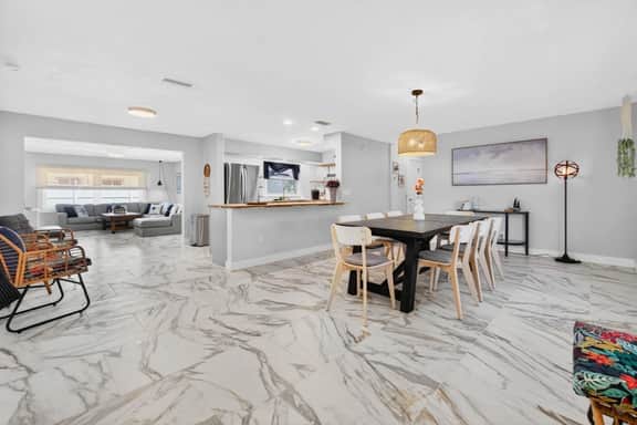 Sonnenhaus! 2 Blocks from Beach Access!