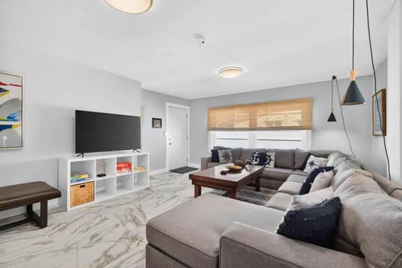 Sonnenhaus! 2 Blocks from Beach Access!