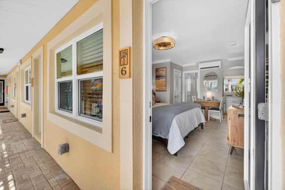 Summer Promo! Discounted Rates Mon & Thur! - Coconut Villa's Suite 6