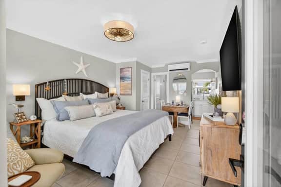 Summer Promo! Discounted Rates Mon & Thur! - Coconut Villa's Suite 6