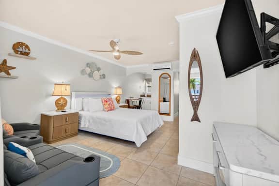 Sunny Days by the Pool and Sunset Strolls on the Beach! Coconut Villa 5!