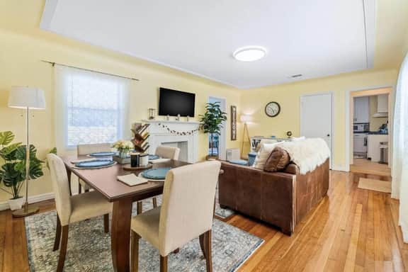 Weekend Promo at Nonna's Beach Cottage! Enjoy the Sunshine with a Short Walk to the Beach!