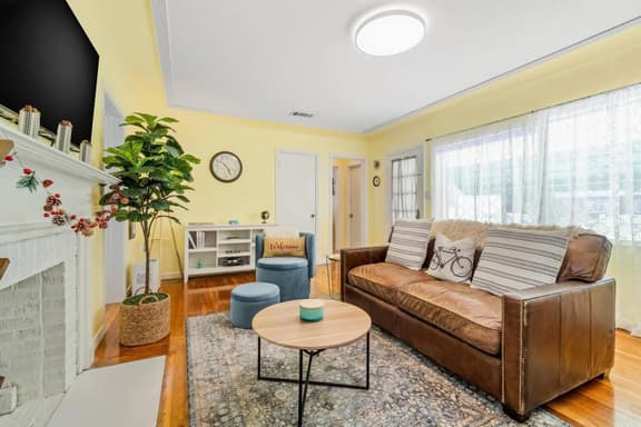 Weekend Promo at Nonna's Beach Cottage! Enjoy the Sunshine with a Short Walk to the Beach!